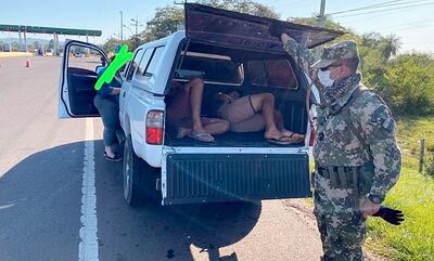 Un efectivo militar halla en la carrocería de una camioneta a dos jóvenes que estaban ocultos para evitar ser verificados.
