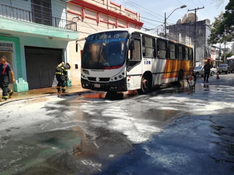 Los bomberos intervinieron e impidieron que el bus de la l&iacute;nea 15 se incendiara.