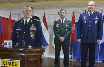 el-cmdte-de-las-fuerzas-militares-gral-christ-con-los-comandantes-de-armas-durante-la-conferencia-de-prensa--212739000000-560827.jpg
