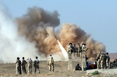 Soldados iraníes lanzan un misil balístico “Zelzal”, ante la escalada de tensión con EE.UU.