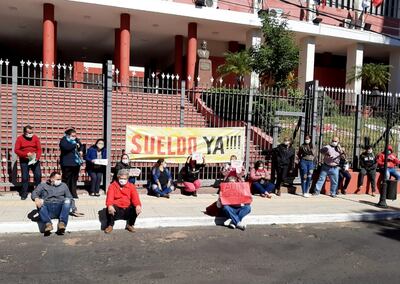 Los funcionarios de la ANR protestaron ayer.