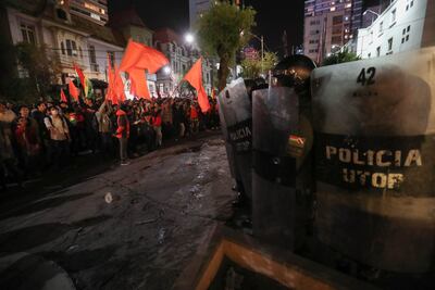Policias bolivianos vigilan el lugar durante una protesta de simpatizantes de Carlos Mesa y del presidente Evo Morales hoy lunes, durante el computo de actas en La Paz. Adeptos al candidato opositor boliviano Carlos Mesa de Comunidad Ciudadana y al oficialista Movimiento Al Socialismo (MAS) de Evo Morales se enfrentaron en las puertas del hotel donde se realiza el cómputo de actas, ante las sospechas de fraude electoral.