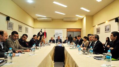El ministro de Hacienda, Benigno López (centro de la mesa), presidió ayer la reunión del Equipo Económico.