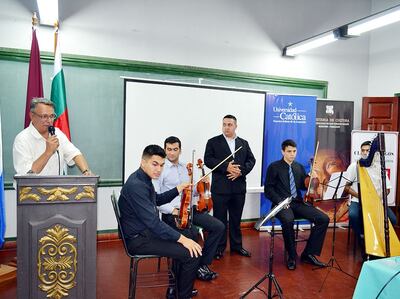 El Lic. Carlos Bedoya se dirige a los asistentes al acto.