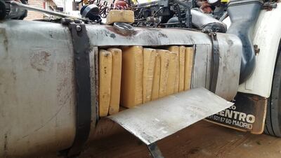 Paquetes hallados en el tanque de combustible del camión interceptado.