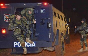 policias-de-la-fuerza-de-tarea-conjunta-ftc-bajan-de-uno-de-los-blindados-en-la-zona-norte-del-paraguay--193912000000-1431165.jpg