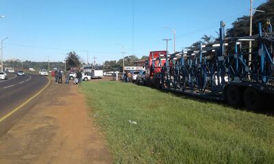 Los camioneros están sobre la Ruta VI "Dr. Juan León Mallorquín" en Encarnación.