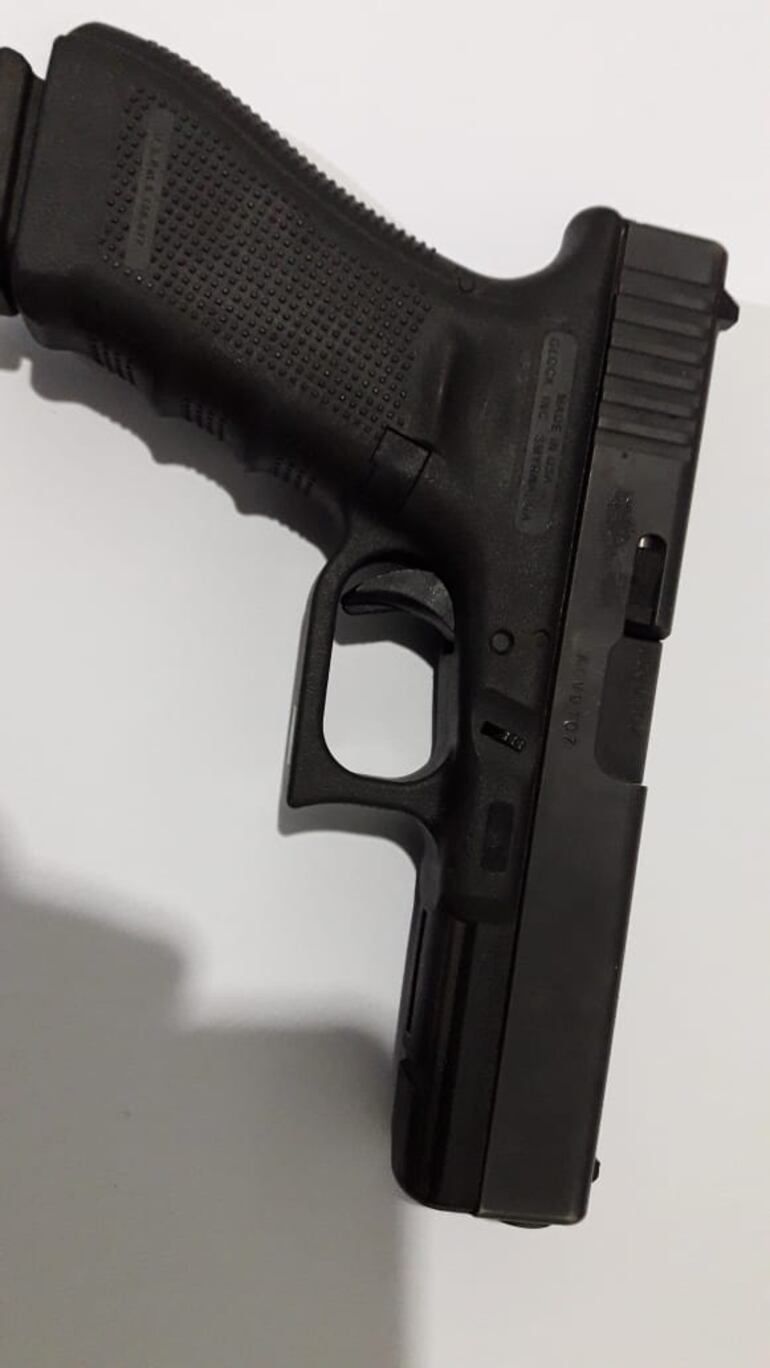 La pistola Glock, que habría sido sustraída al personal policial asesinado.