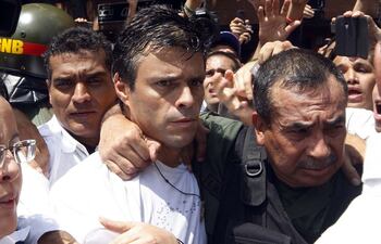 leopoldo-lopez-c-es-llevado-por-efectivos-de-la-guardia-nacional-bolivariana-el-18-febrero-del-2014-cuando-fue-apresado-afp--205735000000-1489203.jpg