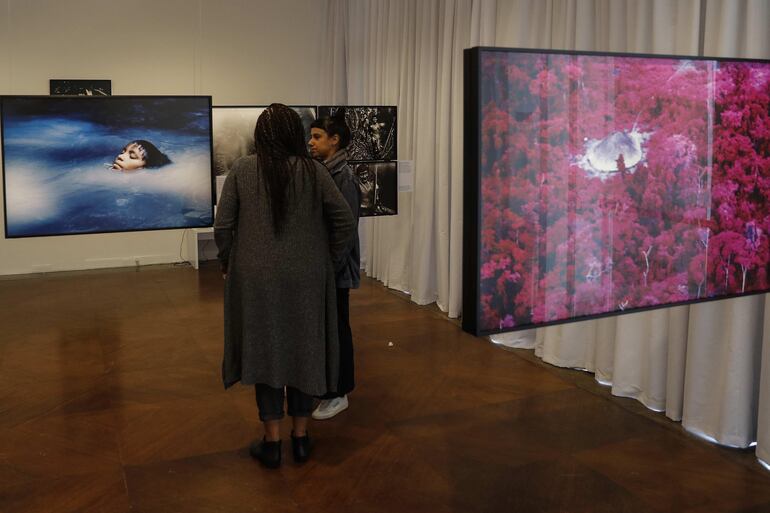 La exposición es un relato artístico que asume el rol de escudo de defensa de los pueblos indígenas de Brasil.