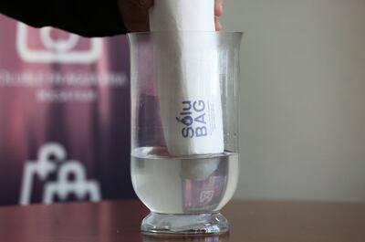 El material, convertido en bolsas de uso  para el súper u otras  tiendas, se disuelve  en el  agua, con lo que puede desaparecer el peligro para la fauna marítima, por ejemplo.