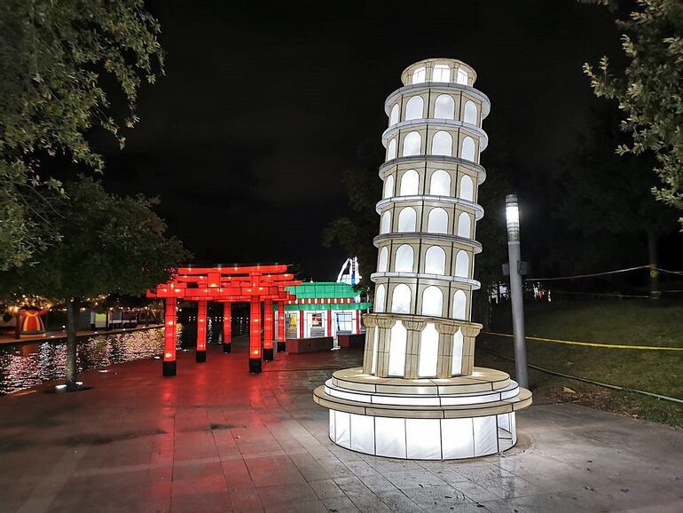 Fotografía cedida este miércoles por Clúster de Turismo de Nuevo León, que muestra figuras gigantes iluminadas hechas por artesanos mexicanos en la ciudad de Monterrey en el estado de Nuevo León (México).