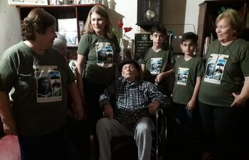 Don Sindulfo rodeado de su familia durante la celebración de su último cumpleaños.