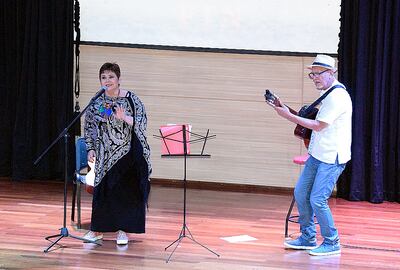 Momento artístico del acto a cargo de la cantante Liza Bogado acompañada del guitarrista Óscar Sosa.