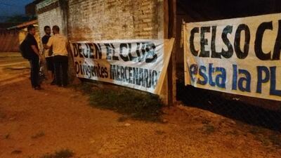 Algunas de las banderas de los socios contra la actual comisión directiva.