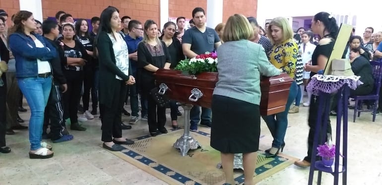 Colegas y alumnos dan el último adiós a María Teresa Aguiar en el Centro Educativo Alva.