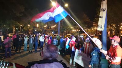 Con arte, protestan contra el acta entreguista de Itaipú y piden juicio político