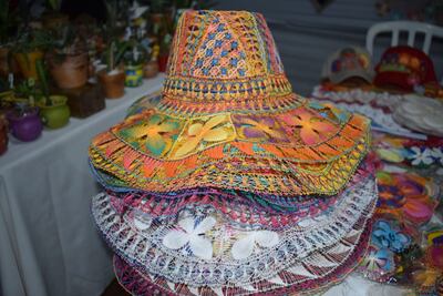 Artesanas de Itauguá exponen en la noche bellos artículos de Ñandutí, como carteras, sombreros, billeteras, aros, llaveros, termos, manteles, banderas, prendas de vestir, calzados y otros.