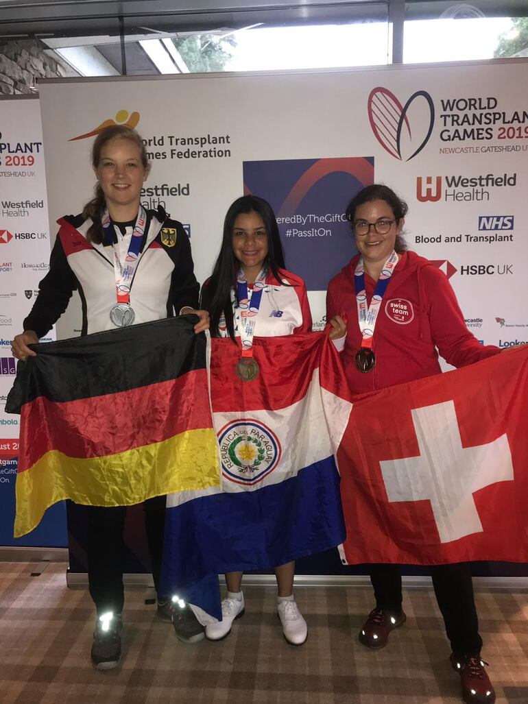 Benítez en el podio junto a las golfistas que representaron a Suiza y Alemania.