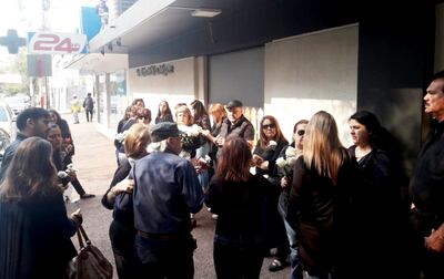 Una de las protestas frente al Sanatorio Migone por la muerte de Renato, un niño de 2 años, por un supuesto caso de negligencia. El fallecimiento se registró en agosto pasado.