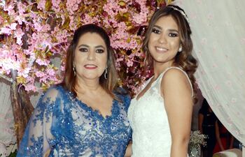 la-joven-poso-junto-con-su-mama-nancy-garcete--201114000000-1637231.jpg