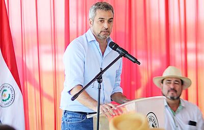 El presidente Mario Abdo Benítez da un discurso en el acto inaugural de la pavimentación asfáltica del tramo Kressburgo-Tirol, en el distrito de Carlos Antonio López, departamento de Itapúa.