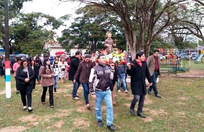 Procesión de venerada imagen de San Francisco Solano con acompañamiento de los devotos.