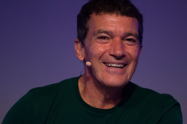 Banderas sonríe durante un descanso de los ensayos del "A Chorus Line", que marcará la inauguración del Teatro del Soho, en su Málaga natal.