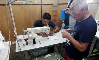 Los internos utilizaron las cinco máquinas de coser existentes en el taller del penal de Misiones.
