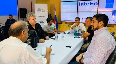 El Ministro Joaquín Roa (de espaldas) explicó que las inscripciones continúan.