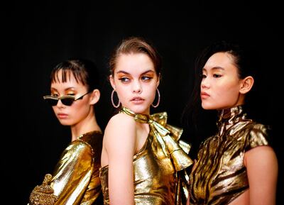 Doradas x 3. Listas para la pasarela, estas modelos de Cowan derrochan brillos por doquier.