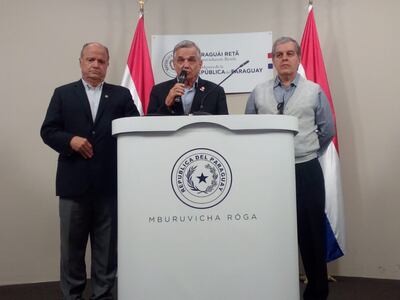 Gustavo Volpe, Luis Villasanti y Manuel Riera, representantes de los principales gremios productores de nuestro país, tras la reunión con el presidente Mario Abdo Benítez.