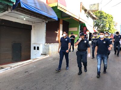 Los funcionarios municipales y agentes de la Policía Nacional durante el recorrido.