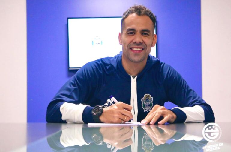 Pablo Velázquez fue presentado como refuerzo de Gimnasia y Esgrima de la Plata.