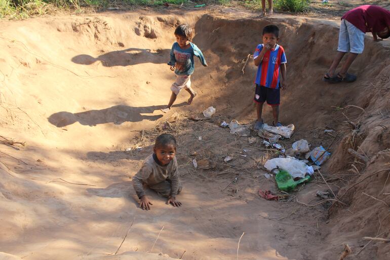 La educación es también un privilegio, aunque no debería ser así. Se manejan con el sistema de "escuelitas plurigrados", y no hay verdaderos centros educativos.