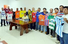 delegados-de-los-16-clubes-que-participaran-de-la-copa-asuncion-de-futbol-de-salon-de-primera-division-muestran-los-atuendos-deportivos-que-recibieron-235853000000-543696.jpg