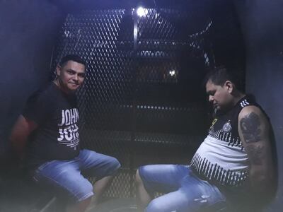 Los hermanos Alcides Espinoza y Eduardo Espinoza Cuevas, durante el traslado.