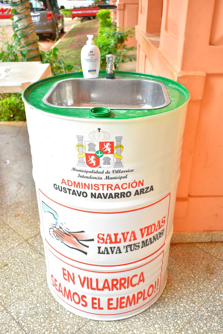 Uno de los 10 lavatorios públicos colocados por la Municipalidad de Villarrica, con el nombre del intendente Gustavo Navarro Arza (ANR, Añetete). 