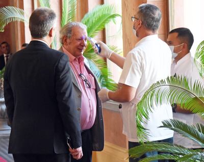 El senador Juan Carlos Galaverna (c) es sometido a controles preventivos contra el covid-19. Fue ayer a la mañana en Palacio de López. Observa de espaldas, el senador Enrique Bacchetta (izq.).