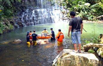 los-buzos-de-la-fope-y-bomberos-voluntarios-sacan-el-cuerpo-del-joven-ahogado-en-la-pileta-del-salto-cristal--231844000000-1409946.jpg