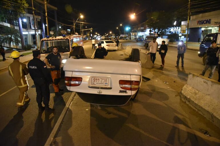 El vehículo quedó volcado tras la maniobra brusca.