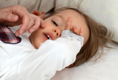 ¿"Los niños deben dormir solos"? Una solución es dejar que el niño se duerma en la cama de los padres y cuando estos se van a acostar llevar al hijo de nuevo a su cama.