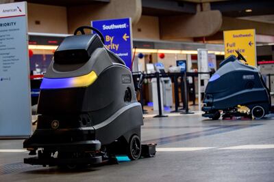Robots limpian con rayos ultravioleta (luz debajo del carrito) el suelo de la terminal aérea de Pittsburgh, Estados Unidos.