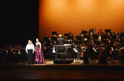 Suzzane Ramo y Claire Choquette compartiendo el escenario junto a la OSN.