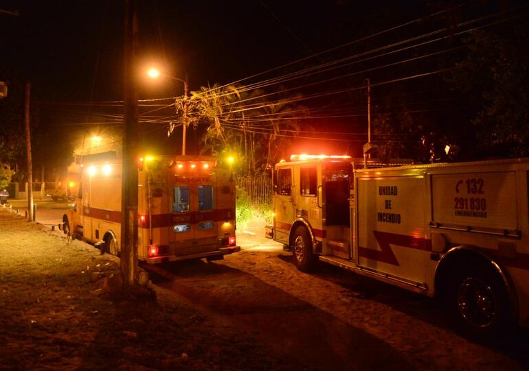 Bomberos intervienen en el incendio del cielorraso del frigorífico Tapé Pytã.