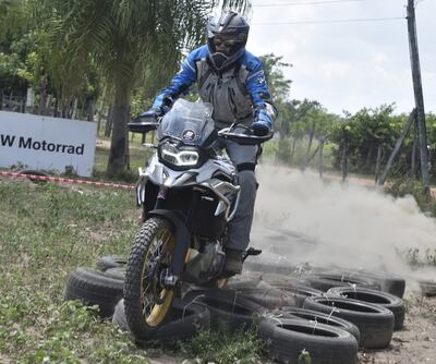Freddy Kehler haciendo una demostración de destreza con la moto.