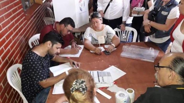 Tras el cierre, se procedió al escrutinio público y conteo de votos.