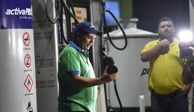 El playero Rubén Aquino, relatando a los periodistas presentes lo que aconteció en el surtidor de la ciudad de Luque.