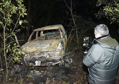 La camioneta fue abandonada e incendiada por los maleantes en un terreno baldío, ubicado a 100 metros de la ruta principal.