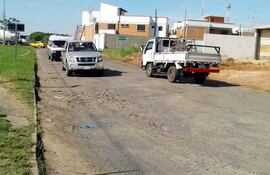 llena-de-baches-esta-la-calle-ybytyruzu-que-servira-de-via-alternativa-para-los-automovilistas-para-entrar-y-salir-de-asuncion-hacia-luque--223650000000-1429150.jpg